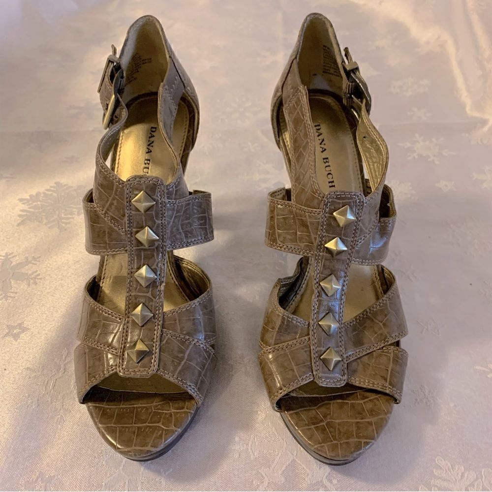 Dana Buchman Pumps ‘Windom’ Taupe Vegan Leather Peep Toe 4 “ Heels Sz 8 NWOT